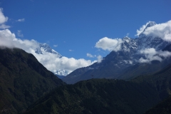 Utsikt över del av Lhotse-massivet och Ama Dablam längs EBC-trekken mellan Namche Bazaar och Tengboche.