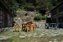Uteplats tillhörande lodge i Sanasa längs EBC-trekken mellan Namche Bazaar och Tengboche.