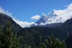 Utsikt över del av Lhotse-massivet och Ama Dablam längs EBC-trekken mellan Namche Bazaar och Tengboche.