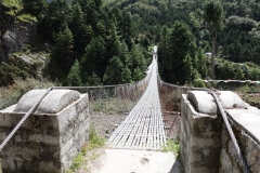Bron över floden Dudh Kosi i byn Phunki Tenga längs EBC-trekken mellan Namche Bazaar och Tengboche.