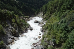 Floden Dudh Kosi i byn Phunki Tenga längs EBC-trekken mellan Namche Bazaar och Tengboche.