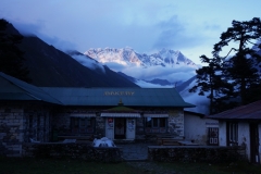 Magisk solnedgång i Tengboche med Mount Everest och Lhotse-massivet i bakgrunden.