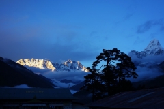 Magisk solnedgång i Tengboche med Mount Everest, Lhotse-massivet och Ama Dablam.