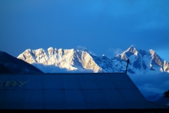 Magisk solnedgång i Tengboche med Mount Everest och Lhotse-massivet i bakgrunden.