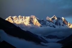 Magisk solnedgång i Tengboche med Mount Everest och Lhotse-massivet i bakgrunden.