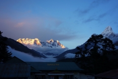 Magisk solnedgång i Tengboche med Mount Everest, Lhotse-massivet och Ama Dablam.