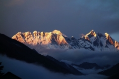 Magisk solnedgång i Tengboche med Mount Everest och Lhotse-massivet i bakgrunden.