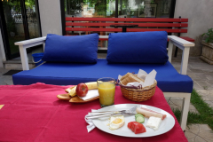 Den trevliga frukosten i trädgården på Hotel Antigone, Tirana.