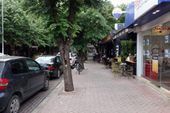 Gatuscen i stadsdelen Blloku, Tirana.