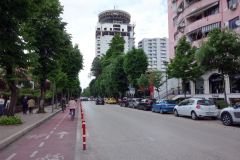 Gatuscen med Sky Tower längst bort i bild, stadsdelen Blloku, Tirana.