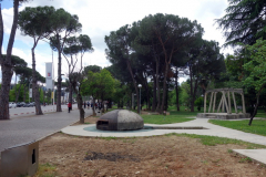 Bunker vid Bulevardi Dëshmorët e Kombit (martyrernas boulevard) mitt i centrala Tirana.