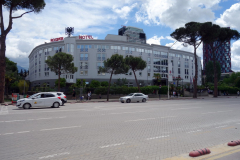 Rogner Hotel längs Bulevardi Dëshmorët e Kombit (martyrernas boulevard), Tirana.