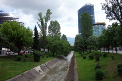 Lana River som rinner genom centrala Tirana.