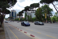 Gatuscen längs Bulevardi Dëshmorët e Kombit (martyrernas boulevard), Tirana.