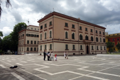 Regeringsbyggnad vid Skanderbeg Square i centrala Tirana.