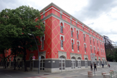 Regeringsbyggnad vid Skanderbeg Square i centrala Tirana.