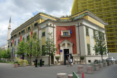 Regeringsbyggnad vid Skanderbeg Square i centrala Tirana.