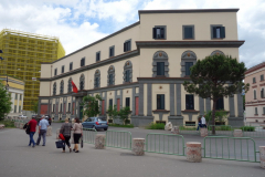 Regeringsbyggnad vid Skanderbeg Square i centrala Tirana.