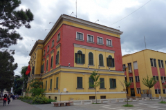 Regeringsbyggnad vid Skanderbeg Square i centrala Tirana.