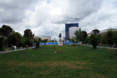 Den lilla parken vid Skanderbeg Square i centrala Tirana.