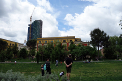 Den lilla parken vid Skanderbeg Square i centrala Tirana.