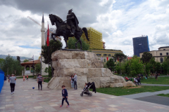 Skanderbeg-statyn på Skanderbeg Square i centrala Tirana.