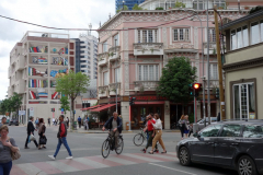 Arkitekturen längs Rruga e Dibrës, Tirana.