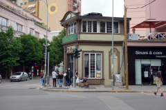 Arkitekturen längs Rruga e Dibrës, Tirana.