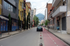 Gatuscen i vackra Tirana med berg i bakgrunden.