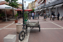 Gågata som leder till centrala marknaden i Tirana.