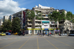 Gatuscen i en av Tiranas mest centrala korsningar. Till höger börjar Rruga George W. Bush.