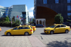 På andra sidan gatan Monument i Kapllan Pashes, Tirana.