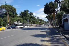 Gatuscen längs Bulevardi Dëshmorët e Kombit (martyrernas boulevard), Tirana.