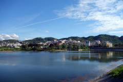 Den konstgjorda sjön vid Parku i Madh Kodrat e Liqenit, Tirana.