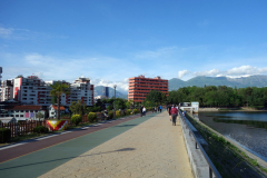 Promenaden längs konstgjorda sjön vid Parku i Madh Kodrat e Liqenit, Tirana.