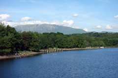 Konstgjorda sjön och Parku i Madh Kodrat e Liqenit i bakgrunden, Tirana.
