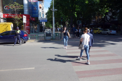 Gatuscen i centrala Tirana med Blues Brothers i bakgrunden. Bröderna Belushis föräldrar kom från Albanien. John var den av bröderna som var med i den framgångsrika filmen från 80-talet.