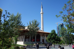 Et'hem Bej Mosque vid Skanderbeg square, Tirana.