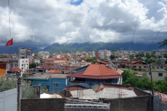 Foto över Tirana taget på min promenad upp till martyrernas kyrkogård som tråkigt nog var stängt när jag kom dit.