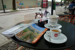 Kaffepaus på gågatan Shëtitorja Murat Toptani, Tirana.