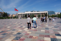 Det jättelika Skanderbegtorget i centrala Tirana.