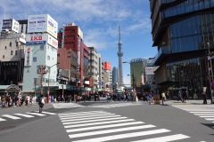 Tokyo Skytree från korsningen vid Kaminarimon Gate, Tokyo.