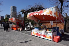 Försäljning av mat vid Shinobazu-dammen, Ueno Park, Tokyo.