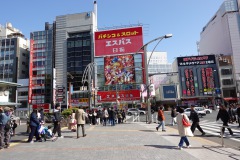 Den livliga korsningen och gatan nära Ueno Station i Ueno-distriktet, Tokyo.