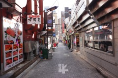 Gränd med mängder av restauranger i Ueno-distriktet, Tokyo.