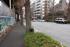 Promenaden längs gatan Meiji-dori i sydlig riktning mot centrala Shibuya, Tokyo.