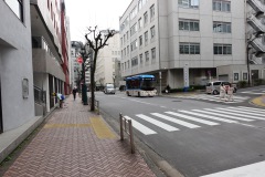 Promenaden längs gatan Meiji-dori i sydlig riktning mot centrala Shibuya, Tokyo.