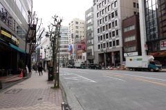 Promenaden längs gatan Meiji-dori i sydlig riktning mot centrala Shibuya, Tokyo.
