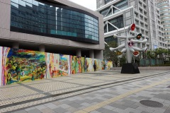 Skulpturen Kodomo no Ki utanför den stängda byggnaden Kodomo no Shiro, Shibuya, Tokyo
