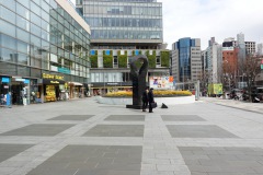 Det öppna torget strax nordost om United Nations University med sin runda blomsterplantering och abstrakta skulptur i Shibuya,Tokyo.